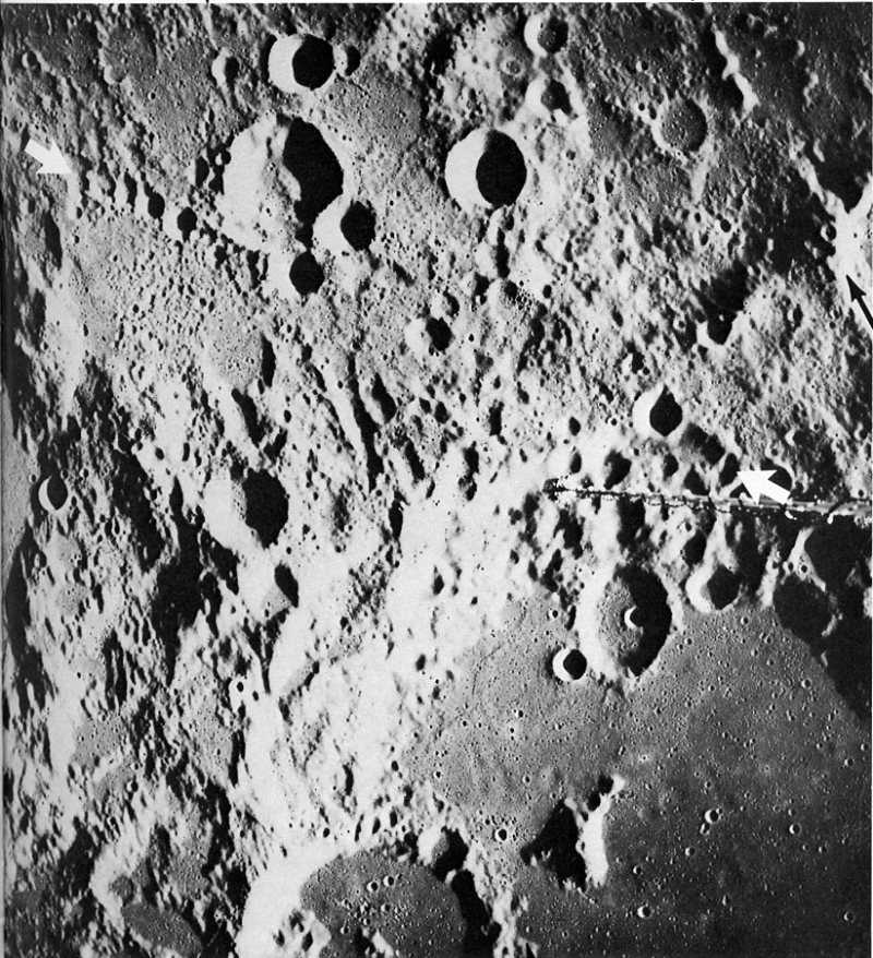 FIGURE 133. - This photograph shows the crater chain of figure 132 in its regional context (large arrows).