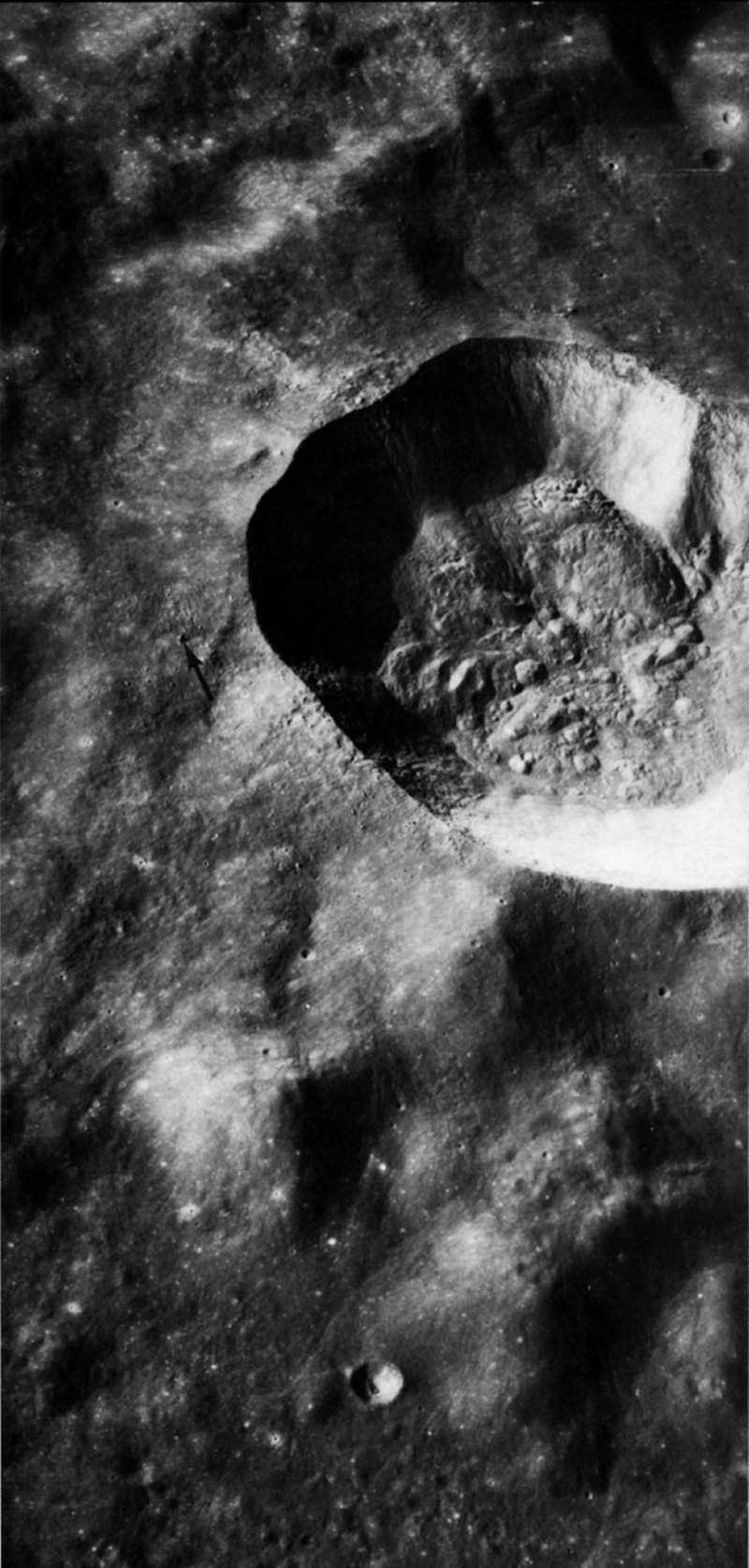 FIGURE 147. - This oblique view looks south over the 26-km-diameter crater Proclus in the highlands at the western edge of Mare Crisium. 