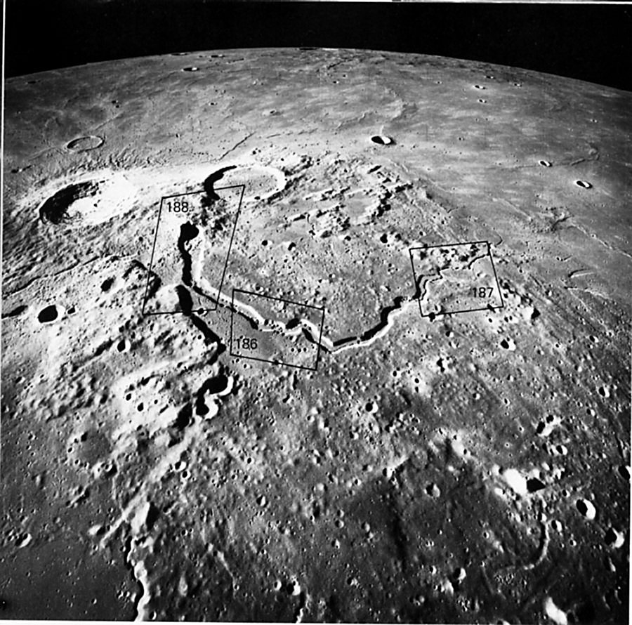 FIGURE 185. - This south looking oblique view, centered near 25.5° N, 50.5° W, depicts a prominent <<cobra head>> rille, Vallis Schroteri (Schroter's Valley). 