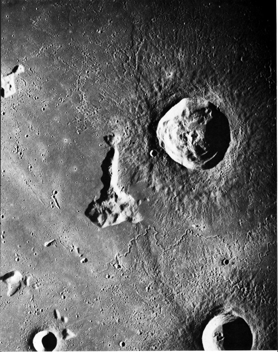 FIGURE 199. - Delisle and Diophantus are two relatively young craters, 27 km and 19 km in diameter, located north of the area shown in figure 198, in the western reaches of Mare Imbrium. 