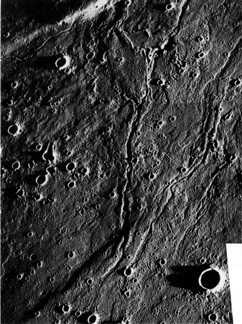 FIGURE 201. - This low Sun angle, high resolution picture shows in greater detail the branching network of lava channels displayed in figure 200. 