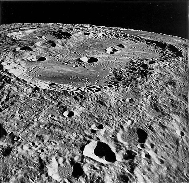 FIGURE 20. - The very large <<twin crater>> in this southward-looking oblique view is Van de Graaff, approximately 250 km in length.